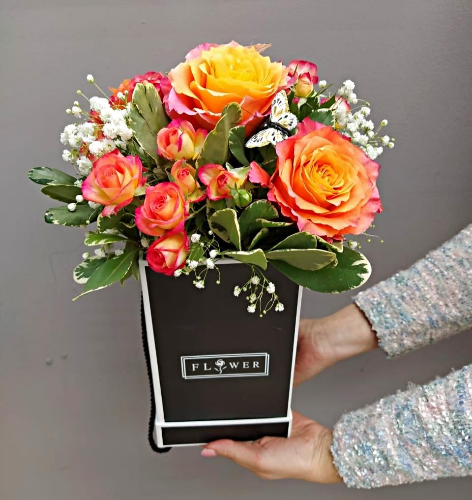 Коробка с цветами "Любимый учитель" из кустовых и эквадорских крупных роз с гипсофилой №22459
