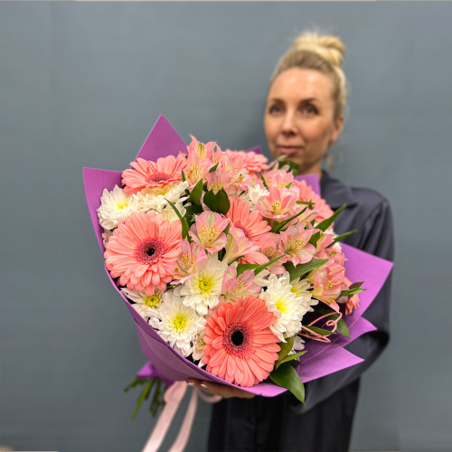 Букет из кустовой хризантемы с герберой и альстромерией "Танец бабочек" арт. 5490