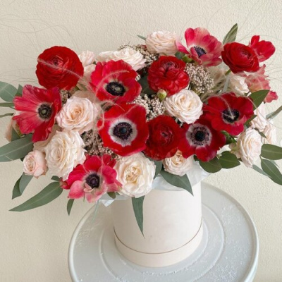 Коробка "Рубиновое сияние" из кустовой и Эквадорской розы с анемонами 27806