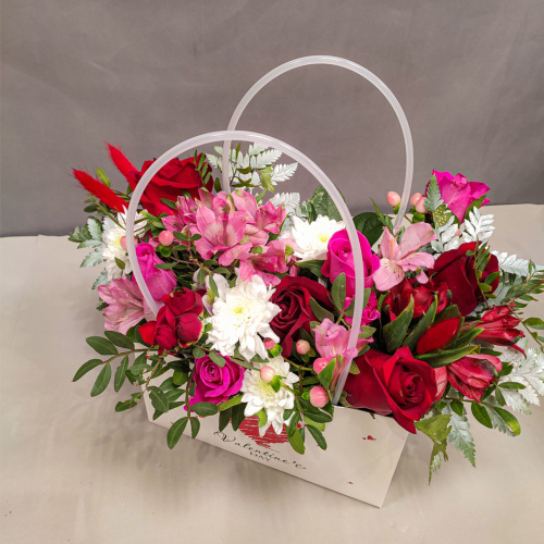 Сумка "Восторг" микс в красном цвете из кустовой хризантемы, розы и альстромерии арт. 45001