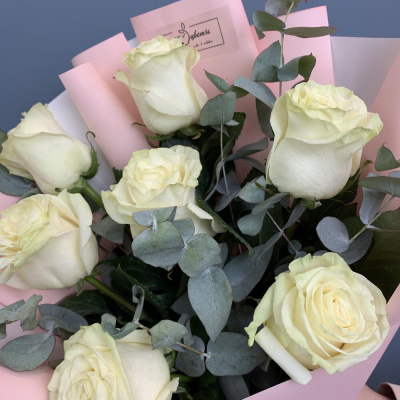 Букет белых роз высоких с эвкалиптом N 76722
