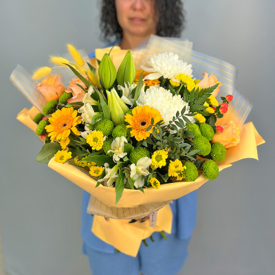 Букет из одноголовых хризантем с лилей и герберами арт. 52463