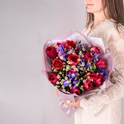 Букеты из тюльпанов с ирисами и ромашками для мамы и дочки 59878