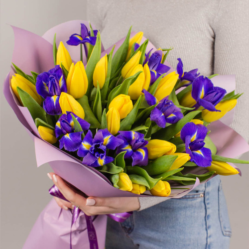 25 желтых тюльпанов с ирисами арт. 5507