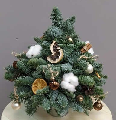 "Елка N 1" 30 см. из нобилиса и сухоцветов. N 25896