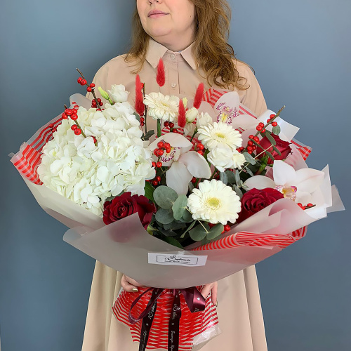 Красно-белый букет с гортензией, орхидеями и ягодами "Чудесное время" арт. 70982