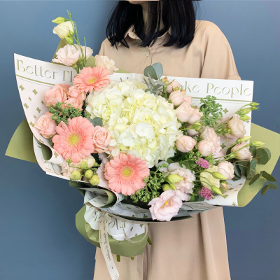 Букет с гортензией, пионовидными розами и мини герберами 66532