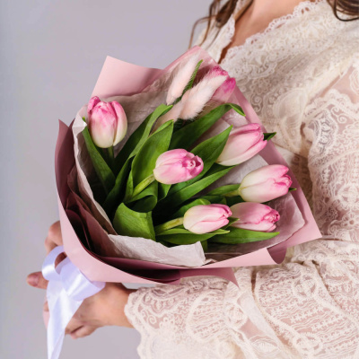 Букет 7 розовых тюльпанов с лагурусом 59862