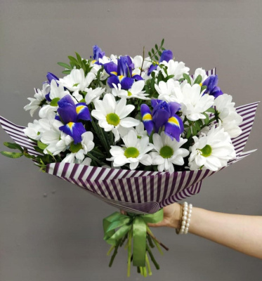 Букет с кустовой ромашковой хризантемой и ирисами "Соната белая" 7047-Б