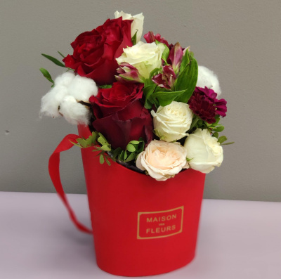 Коробка с красными и белыми розами "С любовью в сердце" 7056