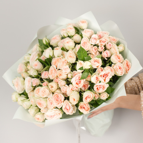 Букет из кустовых пионовидных кремовых роз с эвкалиптом арт. 50568