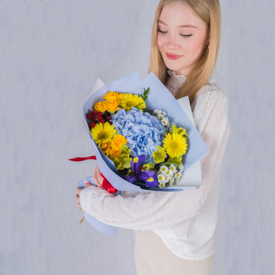 Яркий букет с гортензией, кустовой розой и мини герберами "Облачный атлас" N 38167 Яркий букет с гортензией, кустовой розой и мини герберами "Облачный атлас" N 38167