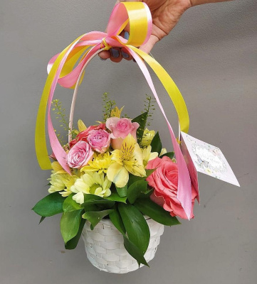 Корзиночка с цветами "Ариэль" из кустовой хризантемы, кустовой розы и альстромерии N 6975