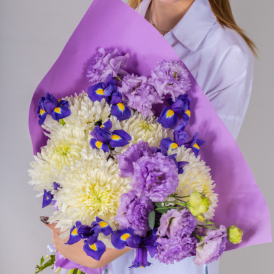 Букет из белых одноголовых хризантем с эустомой и ирисами N 52705
