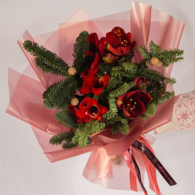 Букет Волшебный с амариллисом и еловыми ветками N 72277
