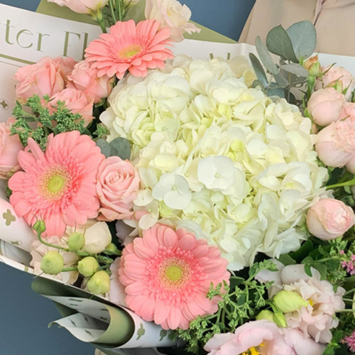 Букет с гортензией, пионовидными розами и мини герберами арт. 66532